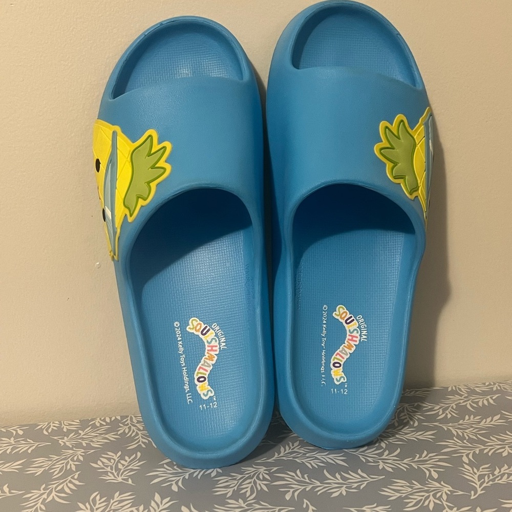 Women’s Squishmallows Maui the Pineapple Casual Molded Slide Sandal Size 11 / 12 - Picture 4 of 7